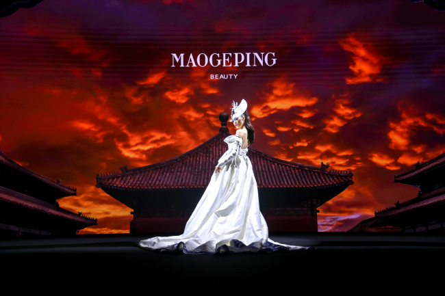  毛戈平美妆亮相北京时装周秀场，尽显气蕴东方 