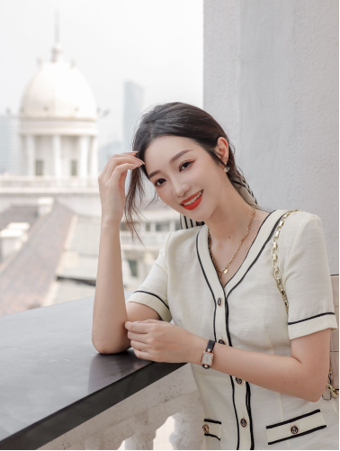 气质穿搭只需它！天珺小珍珠诠释优雅态度 